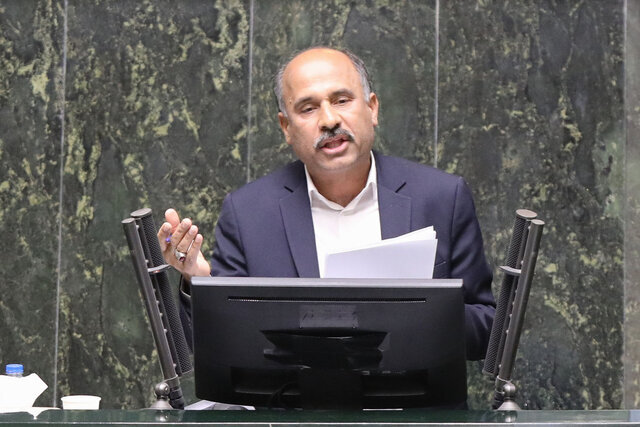 عضو کمیسیون برنامه بودجه و محاسبات مجلس شورای اسلامی گفت: باید تولید و سرمایه‌گذاری را از مسیرهای مختلف تقویت کنیم.